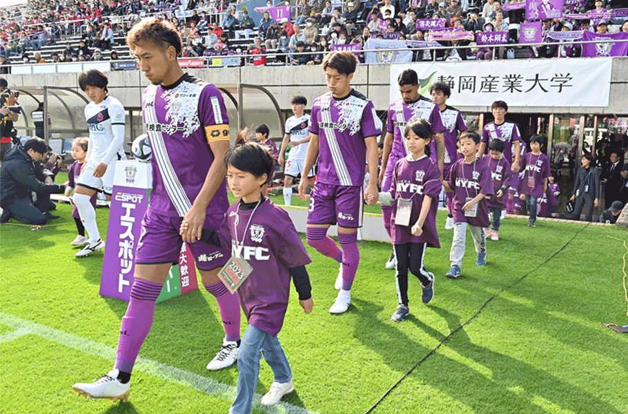 Player escorts©2023 FUJIEDA MYFC